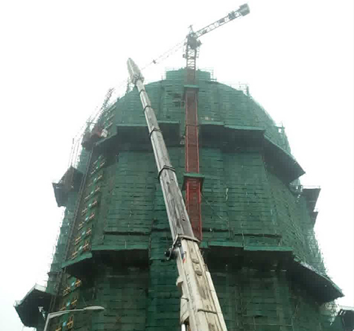 西平吊车在工地上作业